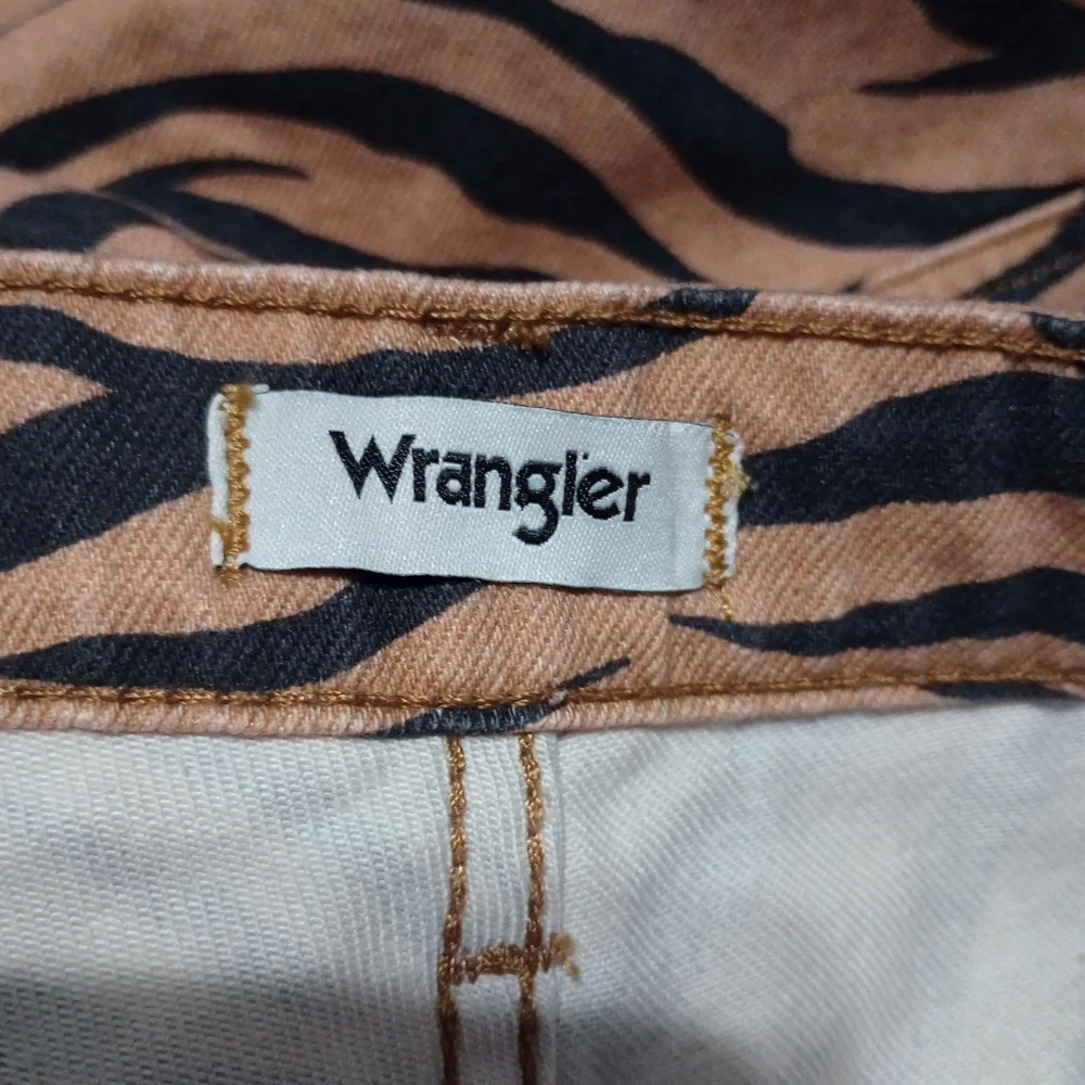 Wrangler Women's High Rise Wild West Purr Print Straight Jeans - Picture 6 of 11